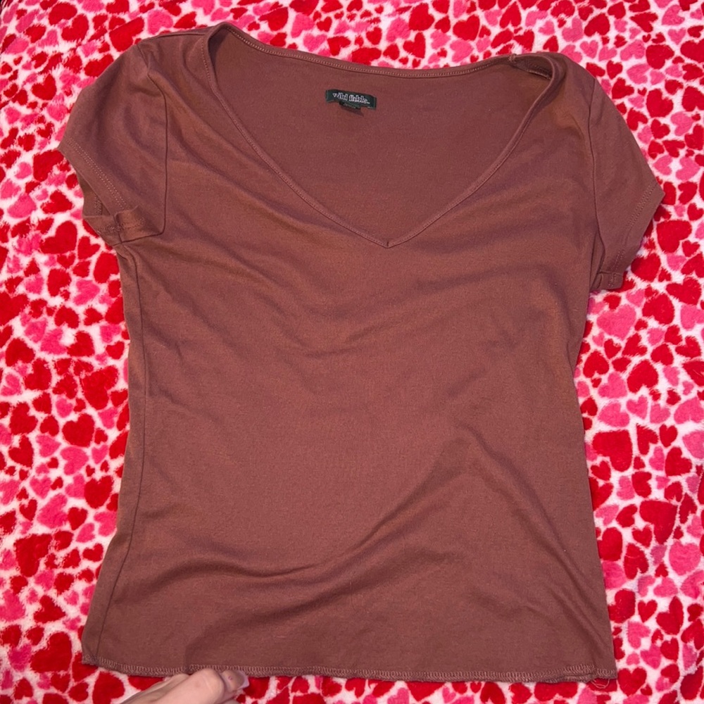 a cute little crop shirt perfect material for summer to keep you cool!